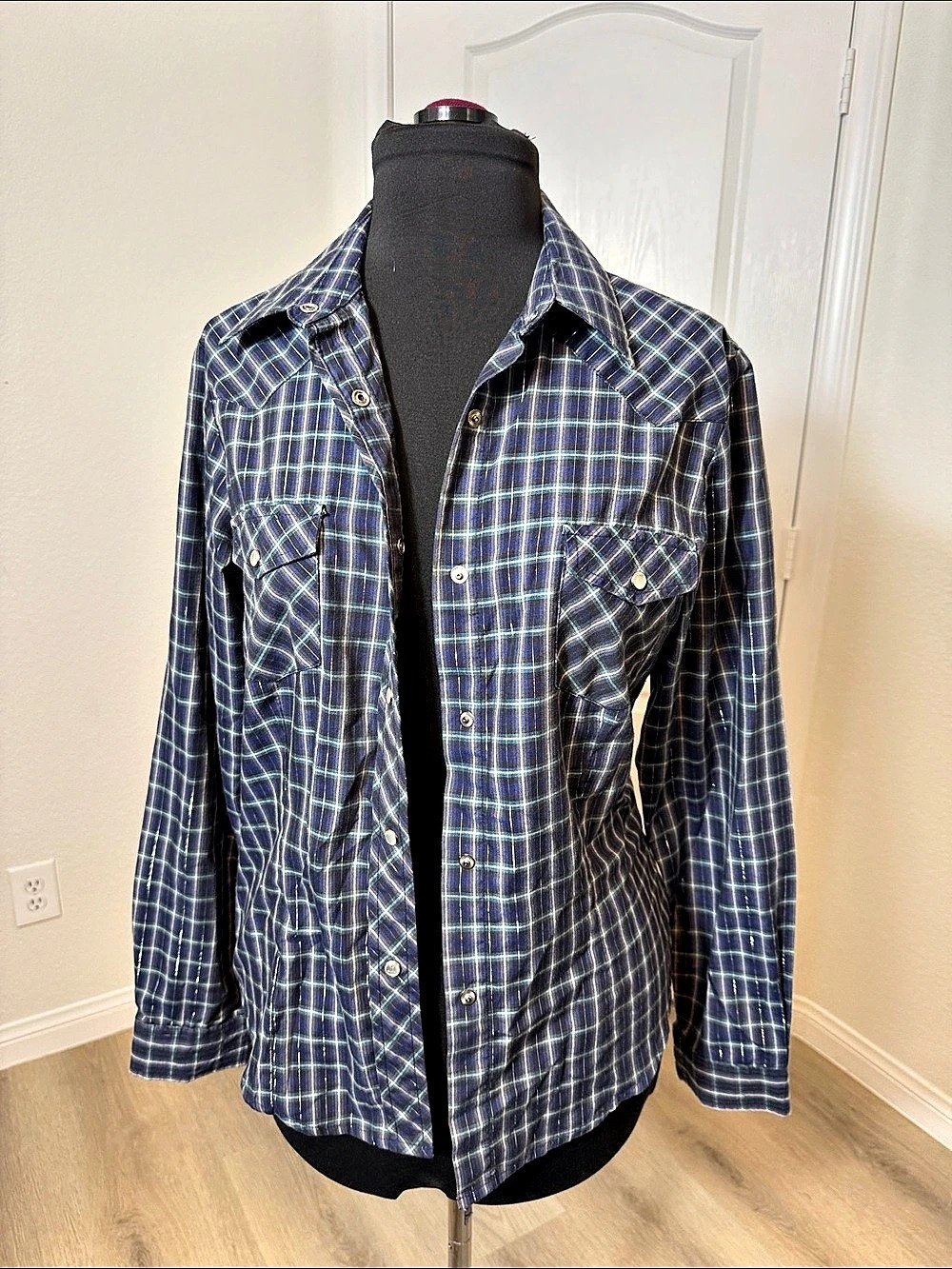 Women’s Roper Plaid and Metallic Silver Pearl Snap Short Size Medium